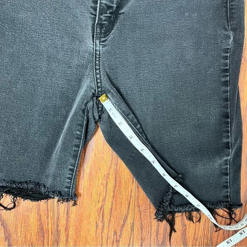 KanCan Black Distressed Raw Hem High Rise Estilo Stretch Bermuda Shorts Size 28